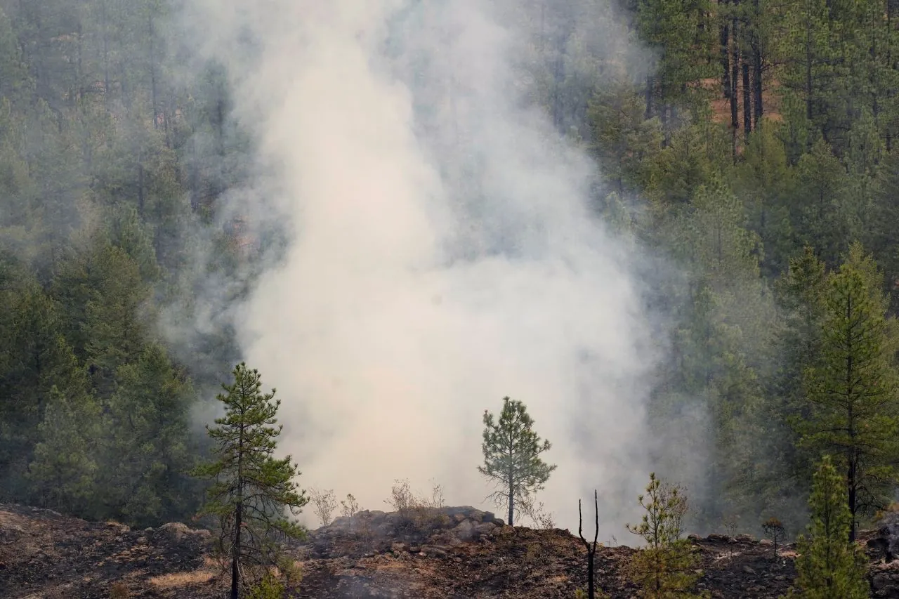 Old Trails Fire smoke and flames near residential structures in Spokane County