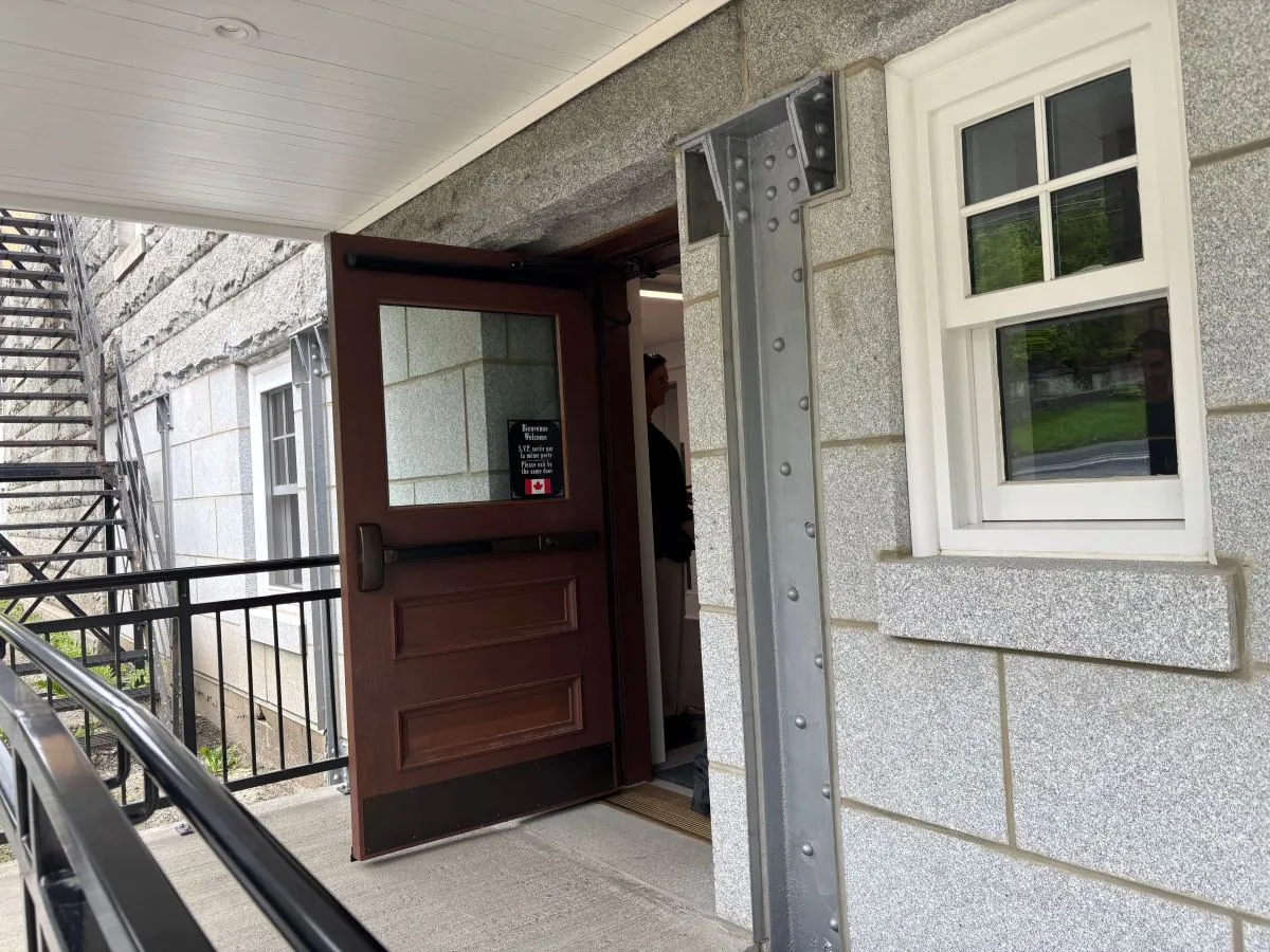 What are the border entry rules at the Haskell Free Library?
