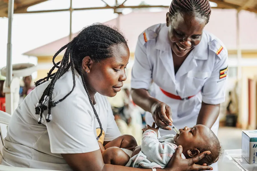 Health worker administering a vaccine to a young child at a Gavi-supported immunization day in Uganda